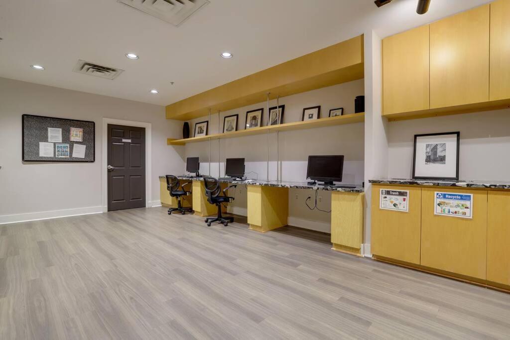 Exclusive Apt In Ballston With Gym Арлингтон Экстерьер фото